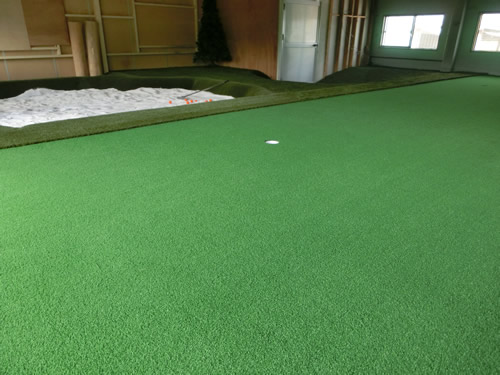 室内練習場（バンカー、アプローチ、パター）でのゴルフレッスン